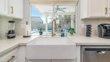 Kylskåp, mikrovågsugn, ugn och spishäll