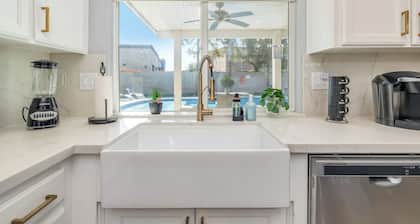 Spacious 4-bedroom house with Pool, Fun BackYard & Amazing Game Room