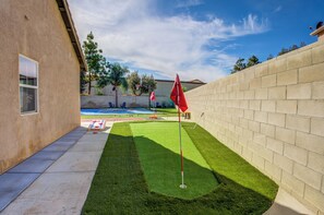 Property grounds - Spacious 4-bedroom house with Pool, Fun BackYard & Amazing Game Room (Bakersfield)