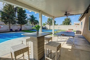 Outdoor dining - Spacious 4-bedroom house with Pool, Fun BackYard & Amazing Game Room (Bakersfield)