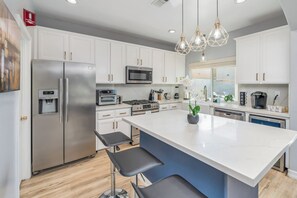 Fridge, microwave, oven, stovetop - Spacious 4-bedroom house with Pool, Fun BackYard & Amazing Game Room (Bakersfield)