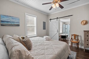 2 soveværelser, skrivebord, strygejern/strygebræt, weekendseng