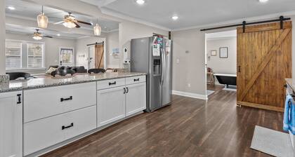 Southport Salty Patriot-Walk to DT/Pets/Fully fenced with firepit!