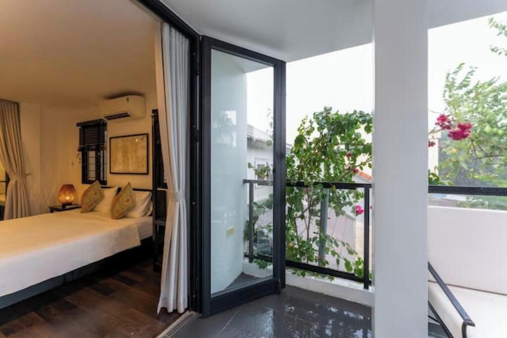 3 bedrooms, travel crib