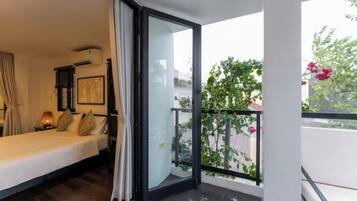 3 bedrooms, travel crib