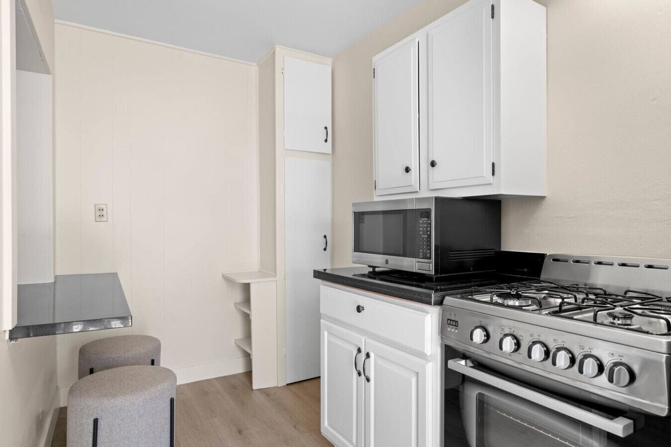 Een koelkast, een magnetron, een oven, een kookplaat