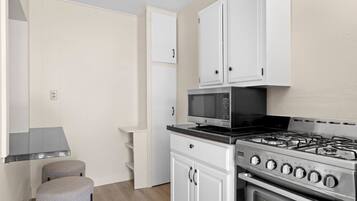 Een koelkast, een magnetron, een oven, een kookplaat