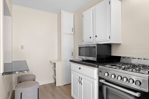 ثلاجة، ميكروويف، فرن، موقد طهي مسطح