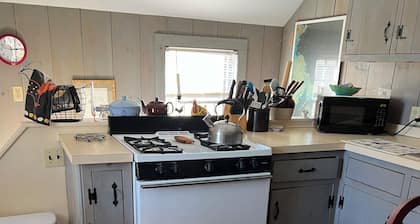 Charming 2-bedroom farm cottage in quiet Killingworth neighborhood