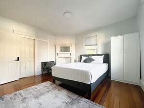 3 bedrooms, in-room safe, iron/ironing board, WiFi - Renovated 3-bedroom apartment in Dedham - Legacy Mall  (Dedham)