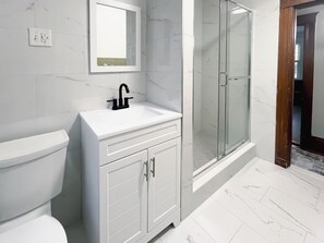 Dusche, Haartrockner, Handtücher, Seife