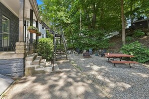 Outdoor dining - Renovated 3-bedroom apartment in Dedham - Legacy Mall  (Dedham)