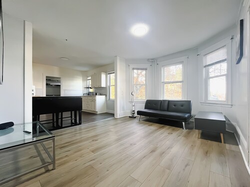 Renovated 3-bedroom apartment in Dedham - Legacy Mall 