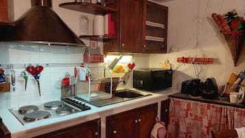 Een koelkast, een magnetron, een kookplaat