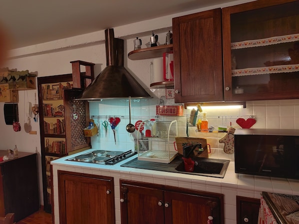 Réfrigérateur, micro-ondes, plaque de cuisson, cafetiÚre/bouilloire