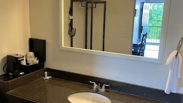 Ducha y bañera combinadas, toallas, jabón y champú