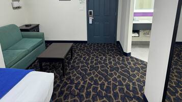 Phòng Suite | Khu vực làm việc phù hợp cho laptop, màn/rèm cản sáng