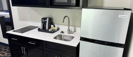 Single 1 King Bed | Laptop workspace, blackout drapes, iron/ironing board, free WiFi