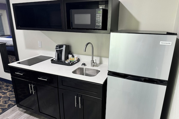 Single 1 King Bed | Laptop workspace, blackout drapes, iron/ironing board, free WiFi
