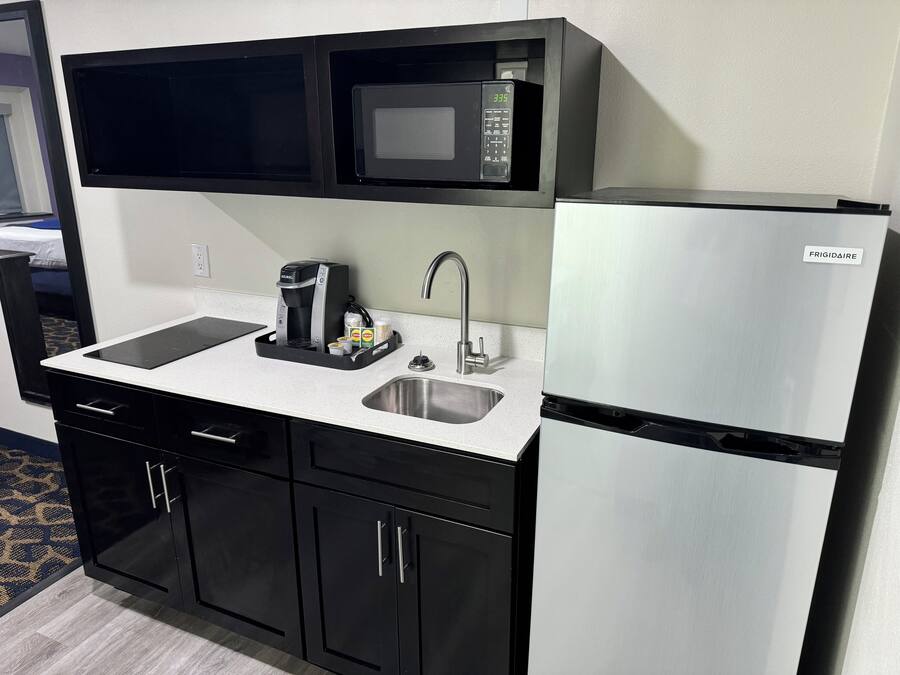 Single 1 King Bed | Laptop workspace, blackout drapes, iron/ironing board, free WiFi