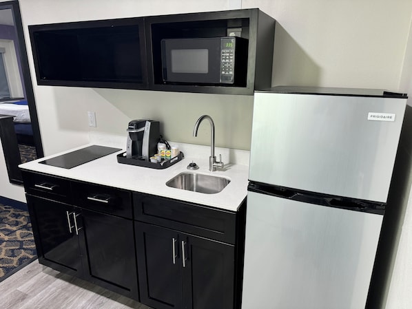 Single 1 King Bed | Laptop workspace, blackout drapes, iron/ironing board, free WiFi - Lakeside Inn & Suites (Lone Star)