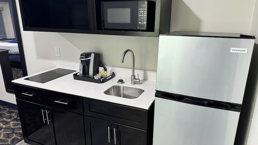 Lakeside Inn & Suites