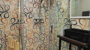 Deluxe-Stadtwohnung | Badezimmer | Dusche, Haartrockner, Handtücher, Seife