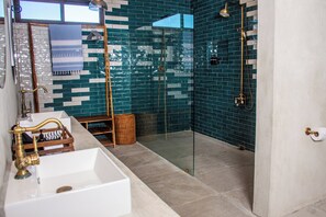 Deluxe-Suite, eingeschränkter Meerblick | Badezimmer
