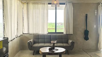 Suite clásica, 1 cama de matrimonio grande, vistas al patio | Zona de estar | Una televisión de pantalla plana