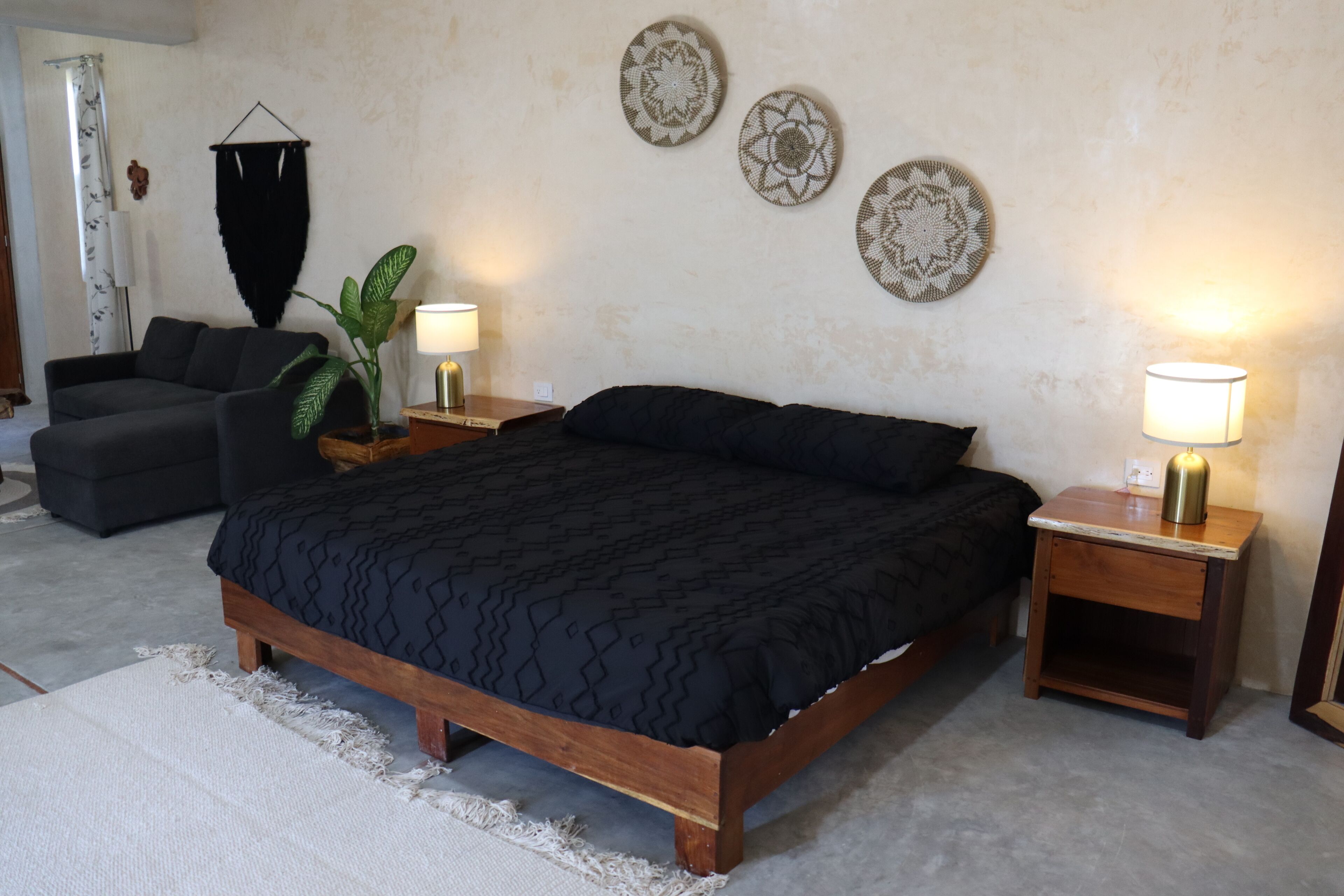 Suite – deluxe, bakgårdsutsikt | Wi-fi (inkludert) og sengetøy