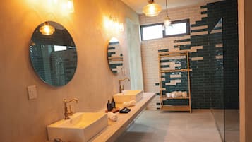 Deluxe Suite, Partial Ocean View | Bathroom | Shower, free toiletries, hair dryer, towels