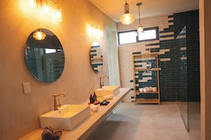 Deluxe Suite, Partial Ocean View | Bathroom | Shower, free toiletries, hair dryer, towels