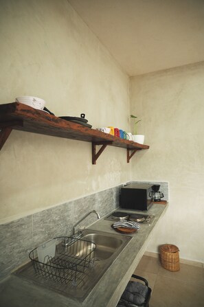 Junior Studio Suite, Courtyard View | Private kitchen | Coffee/tea maker