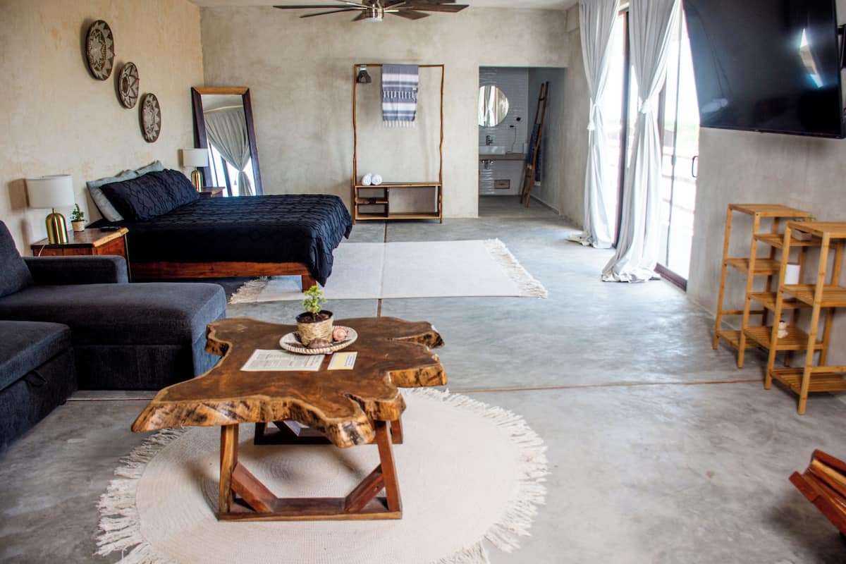 Suite Deluxe, vista al patio | Wifi gratis y ropa de cama