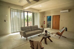 Suite Familiale, 4 chambres, patio, vue cour intérieure | Coin séjour