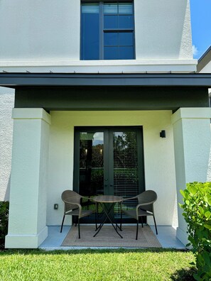 Outdoor dining - Cozy Townhome in Paradise , 5 mins to the beach.  (North Palm Beach)