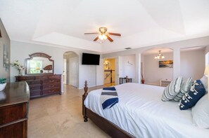 4 habitaciones, tabla de planchar con plancha, wifi y ropa de cama 