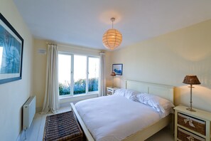 Apartment | 4 bedrooms - Delightful Four Bedroom Cottage With Incredible Views Over Ardmore Bay Below (Ardmore)