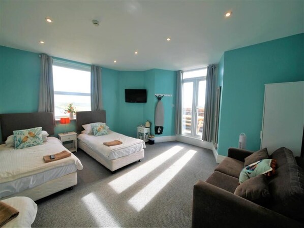 Caja de seguridad en la habitación y tabla de planchar con plancha