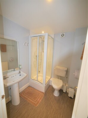 Classic Quadruple Room, Lagoon View | Bathroom | Soap, toilet paper