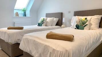 Quarto casal ou duplo superior, vista para o mar | 1 quarto, cofres nos quartos, ferros/tábuas de passar roupa