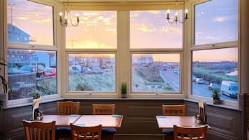 Se sirven cenas y cocina británica; con vista al mar