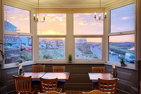 Der serveres aftensmad og britiske retter med havudsigt