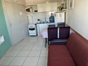 Interior - Cozy studio apartment, close to everything, kitchen with lots of utensils. (Soledade Recife)