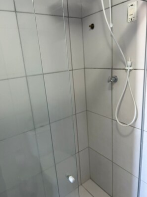 تجهيزات دش، مناشف، ورق حمّام