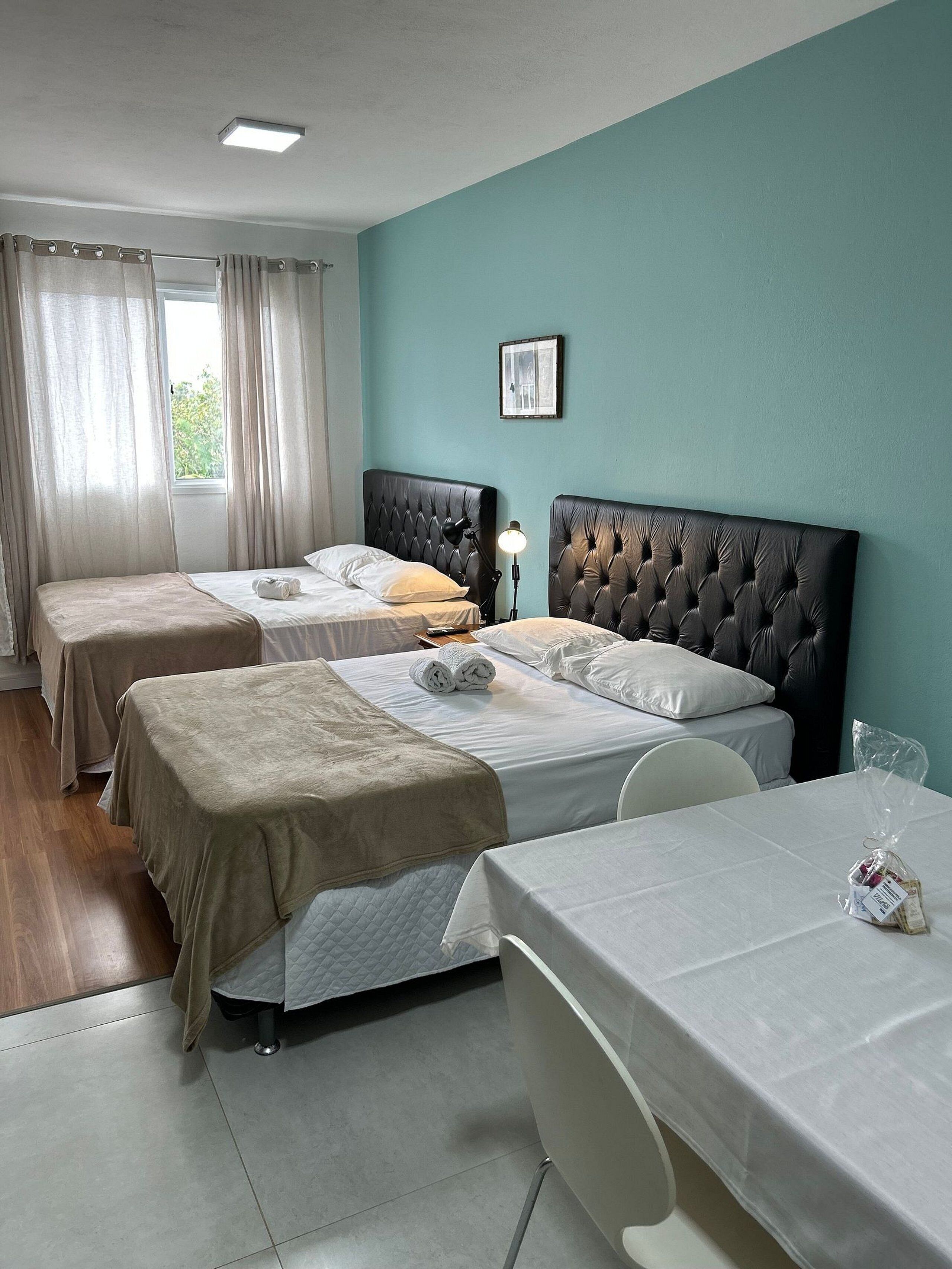 Cortinas blackout, tabla de planchar con plancha y wifi gratis 