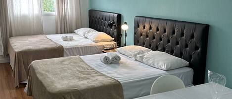 Cortinas blackout, tabla de planchar con plancha y wifi gratis