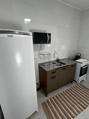 Studio | Cuisine privée | Réfrigérateur, four à micro-ondes, un four, vaisselle et ustensiles