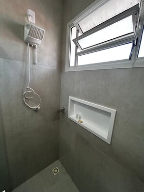 Monolocale | Bagno | Doccia, asciugamani, sapone, shampoo