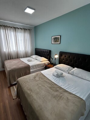 Studio | Rideaux d’obscurcissement, fer et planche à repasser